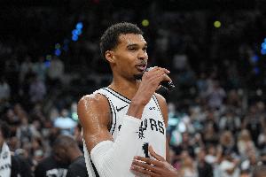 精通后卫技术！文班半场15分半2中2 得到10分8板2助2帽&正负值+29