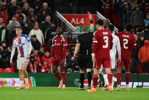 一线队2次替补出场均染红！18岁中卫纳洛共仅为利物浦出场16分钟