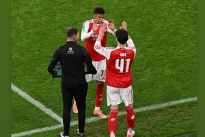 赖斯社媒祝贺小将安努斯首秀：这是你应得的，你是顶尖球员