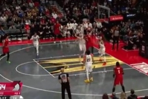 偏向虎山行！阿夫迪亚上篮面对两人防守扳平比分