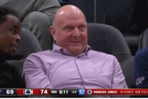 老板很满意！小琼斯起飞滑翔双手暴扣 鲍尔默场边露出笑容