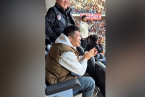 欢迎回家！记者：河南队钟义浩现场观战海牛，海牛进球后他很开心