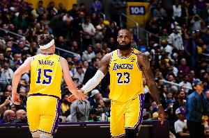 里夫斯：赛后第一时间我就告诉詹姆斯 我给他们父子都送出过空接