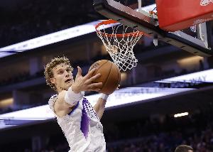 手感冰凉！马尔卡宁半场12中3仅拿6分6篮板