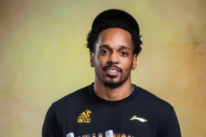 媒体人：巴里·布朗今晚抵达中国 雷琼·塔克也将于本周末前抵达