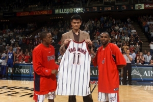 杨毅：火箭给姚明退役球衣是因为大姚倾其所有 休斯敦市民都爱他