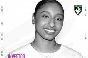 上大学就已经当时投资人！朱朱-沃特金斯投资美女职足球队！