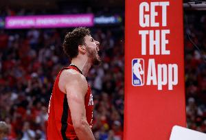 打成提款机了！申京再次碾压文班进内线 转身连续虚晃上篮打进