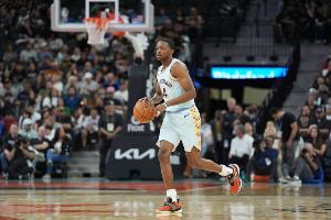 福克斯首秀&先发！马刺战鹈鹕首发：卡斯尔&瓦塞尔&巴恩斯&文班