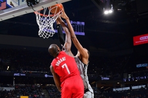 美记：文班在移动中接球威胁更大 这一点马刺应在战术上多加照顾