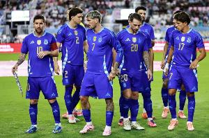 记者：阿根廷周四将在西班牙举行公开训练活动，欢迎当地球迷参加