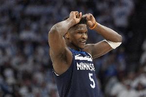 第三节独得21分！爱德华兹25中13砍全场最高35分外加6板6助