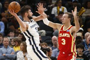 外线开炮！肯纳德追身三分命中 老鹰领先8分打停快船