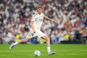 马卡报：为保证比赛时注意力集中，赫伊森主动向阿隆索和老将请教