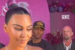 梅老板的影响力！金·卡戴珊造访巴西获赠梅西球衣