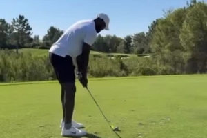 害搁那高尔夫！詹姆斯：在油管上看高尔夫视频太带派了！！