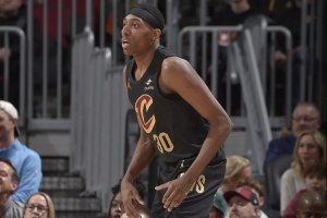 有提膝动作！汤姆林内线得手但被吹进攻犯规 进球无效