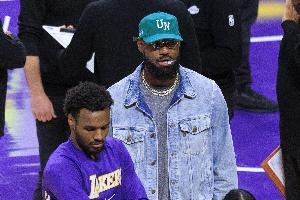 半场38-70！湖媒：湖人急需詹姆斯在防守端的领导力