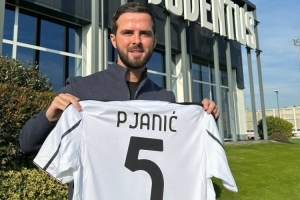 故地重游！皮亚尼奇拜访尤文图斯训练基地，获赠球衣并与斯帅合影