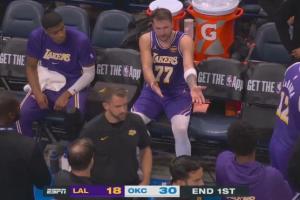 首节落后12分！东契奇在板凳席与八村塁积极讨论比赛！