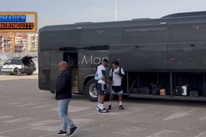 人气太高！梅西抵达埃尔切主场参加阿根廷队训练，引发球迷欢呼