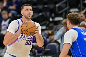 啥都会点！努尔基奇7中4&三分2中1拿到10分10板8助5断 有6失误