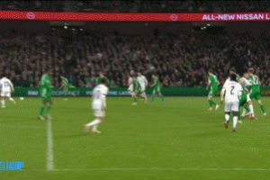 C罗犯规后比哭泣手势，被直红罚下后爱尔兰球迷集体做该手势回击