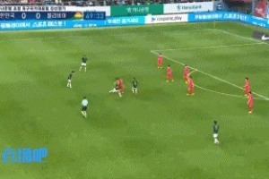 凶狠铲抢！玻利维亚球员铲倒李刚仁，马宁及时赶到化解冲突