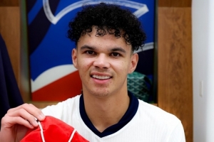 奥赖利上演英格兰队首秀，赛后斯通斯为他颁发纪念帽子