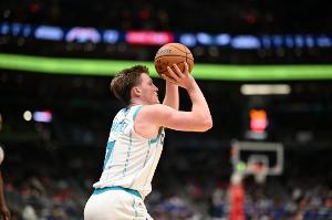 你要成领袖？黄蜂4号秀克尼佩尔半场9中6&5罚4中砍两队最高16分