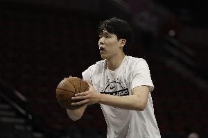 媒体人：杨瀚森中场回来好多了 第三节的他像是回到了青岛队