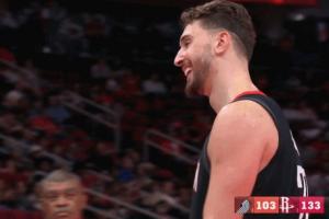 可惜！差一个助攻三双 申京笑着提前打卡下班！