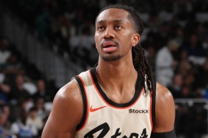 神奇小子！詹金斯后场轰进第三节压哨打板三分