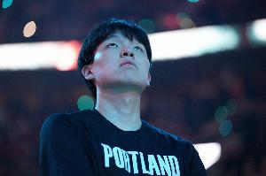 解说：杨瀚森G联盟首战打得不错 防守位置和篮板都有提升