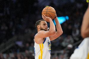 追梦：库里加入前没人穿安德玛 他做出了承诺并用忠诚坚持了13年