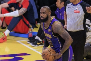 阿里纳斯：詹姆斯得到了生涯最轻松的投篮 防守待遇跟斯玛特类似