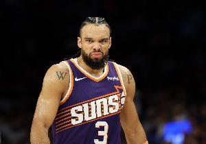 恩比德同款！NBA官方：狄龙在球场上做不雅动作 被罚款2.5万美元