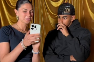 厉害！亚马尔看儿时照片猜球员，内马尔、德容、梅西、莱万全猜中