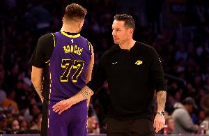 雷迪克：过去两场 对手都派出了最佳防阵级别的球员盯防东契奇