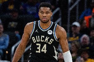 被包夹就出球！字母哥反击助攻罗林斯上篮反超比分 个人14助了！