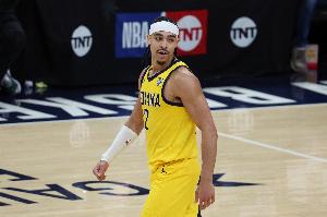 打得真好！内姆哈德首节5中4&3记三分拿下11分1板2助1帽