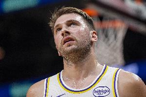 挺身而出！东契奇外线开炮连中2记三分 压制雄鹿反扑势头