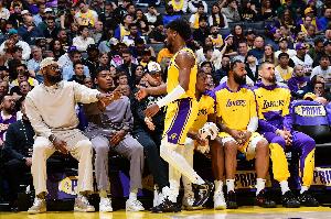 里夫斯：布朗尼在NBA打首发 詹姆斯却被下放G联盟了 太棒了