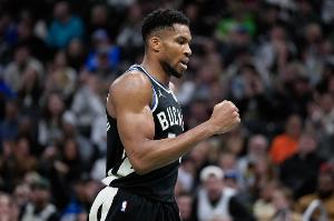 场均32.6分11.3板7.1助！明天雄鹿客战骑士 字母哥大概率出战