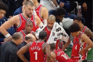 球迷晒照：快船关键时刻是小范在画战术 泰伦·卢在外圈围观