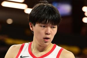 再扣一个！杨瀚森接队友好传球 篮下高举高打双手轻扣！